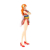 “Figura Nami con kimono rojo, lazo blanco y zapatos rojos.”