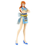 “Figura Nami Wanokuni Style II Glitter & Glamours de Bandai junto a su caja.”

