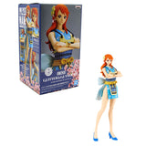 “Nami con vestido azul tradicional y lazo trasero, edición Glitter & Glamours.”