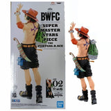 Figura junto a su empaque oficial Super Master Stars Piece.
