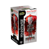 "Figura Pennywise IT Hand Painted de NECA en su empaque original con detalles de colección."