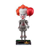 "Figura Pennywise IT Hand Painted exhibiendo su globo rojo y base decorativa temática."