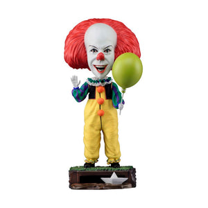 "Figura de Pennywise de NECA con su globo amarillo y base detallada, representando la icónica escena de la película IT."