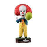 "Figura de Pennywise de NECA con su globo amarillo y base detallada, representando la icónica escena de la película IT."