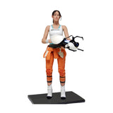 "Figura de Chell con portal gun y base para exhibición, destacando su diseño detallado."
