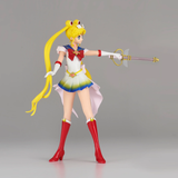  “Escultura de Sailor Moon Eternal con pose dinámica y cabello extendido.”