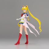  “Escultura de Sailor Moon Eternal con pose dinámica y cabello extendido.”