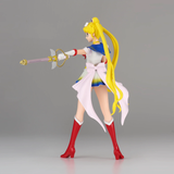  “Escultura de Sailor Moon Eternal con pose dinámica y cabello extendido.”