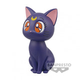 “Figura de Luna de Sailor Moon vista lateral, versión chibi oficial de Bandai.”