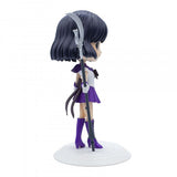 “Vista lateral de Sailor Saturn versión Q Posket con uniforme púrpura.”
