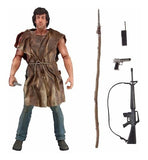 "Figura de acción Rambo con accesorios incluidos: rifle, pistola, walkie-talkie y lanza, ideal para recrear escenas icónicas de First Blood."