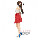 “Vista lateral de la figura de Chizuru con expresión sonriente.”