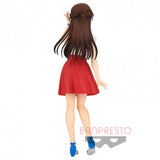 “Vista lateral de la figura de Chizuru con expresión sonriente.”