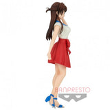 “Vista lateral de la figura de Chizuru con expresión sonriente.”