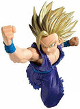 “Figura dinámica de Gohan con pose de ataque y base de soporte.”