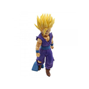 “Figura de Gohan Super Saiyan 2 de perfil con cabello dorado y traje roto.”