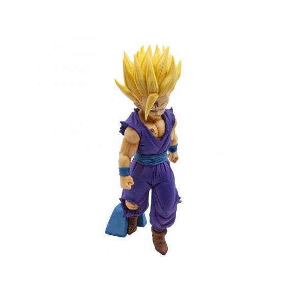 “Figura de Gohan Super Saiyan 2 de perfil con cabello dorado y traje roto.”