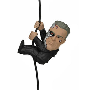 "Figura Terminator T-800 Scalers colgando de un cable, mostrando su diseño funcional para decoración."