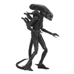 "Detalle de la figura The Alien mostrando su escultura precisa y articulación."