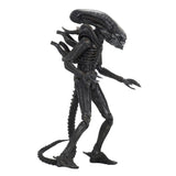 "Detalle de la figura The Alien mostrando su escultura precisa y articulación."