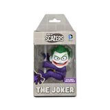 "Figura The Joker Scalers de 3.5 pulgadas en su empaque original de NECA."