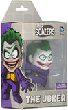 "Figura The Joker Scalers de 3.5 pulgadas en su empaque original de NECA."