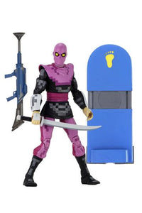 "Figura TMNT Foot Soldier con rifle, katana y base de exhibición con diseño temático del videojuego."