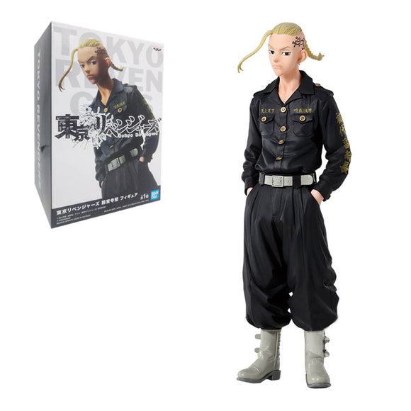 “Figura Draken en uniforme negro, con expresión seria y peinado trenzado.”