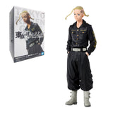 “Figura Draken en uniforme negro, con expresión seria y peinado trenzado.”