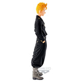 “Figura detallada de Takemichi con uniforme negro y botas.”