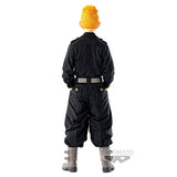 “Figura detallada de Takemichi con uniforme negro y botas.”