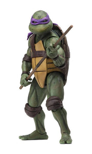 "Figura de acción Donatello con bastón Bo y rebanada de pizza incluidos."