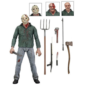 "Figura Ultimate Jason Voorhees con sus accesorios: armas, cabezas intercambiables y máscara de hockey."