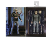 "Vista detallada de la figura Jason Voorhees mostrando su máscara removible y escultura texturizada."