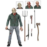"Figura Ultimate Jason Voorhees con sus accesorios: armas, cabezas intercambiables y máscara de hockey."