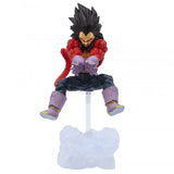 Vegeta SSJ4 en pose de ataque con detalles en cabello y guantes