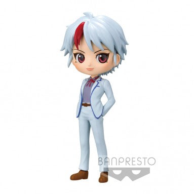 “Figura chibi de Towa con traje blanco y detalles perlados.”