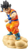  “Figura de Goku volando en su nube mágica con pose de ataque.”