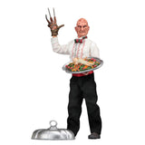 "Figura de Freddy Krueger con sus accesorios incluidos: bandeja metálica, tapa y plato con muñeca decorativa."