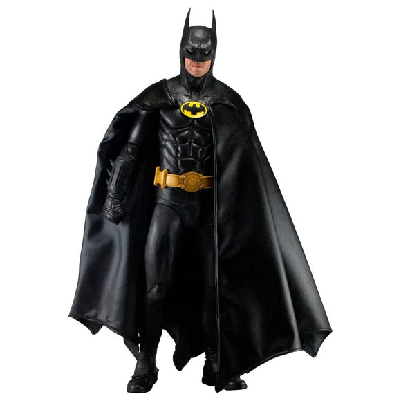 “Figura Batman 1989 Michael Keaton NECA con capa de tela negra.”