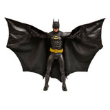  “Figura articulada de Batman NECA mostrando capa desplegada estilo murciélago.”