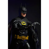 “Figura Batman 1989 Michael Keaton NECA con capa de tela negra.”