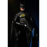 “Figura Batman 1989 Michael Keaton NECA con capa de tela negra.”