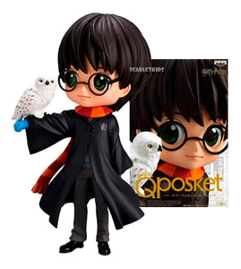 Figura Q Posket de Harry Potter sosteniendo a Hedwig sobre base negra
