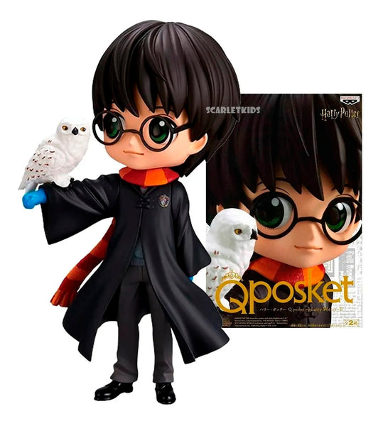 Figura Q Posket de Harry Potter sosteniendo a Hedwig sobre base negra