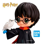 Vista frontal de Harry Potter con túnica y bufanda de Gryffindor