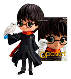 Figura Q Posket de Harry Potter sosteniendo a Hedwig sobre base negra