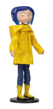 "Primer plano de la figura de Coraline NECA, destacando los detalles precisos del rostro y la ropa de tela."
