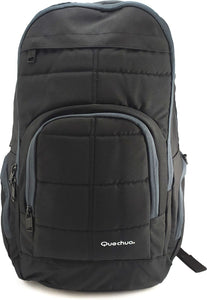 Mochila Quechua Q-5220 Negra con Plomo para Laptop y Bolsillos Laterales