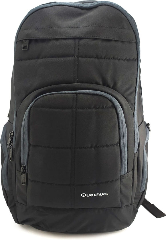 Mochila Quechua Q-5220 Negra con Plomo para Laptop y Bolsillos Laterales
